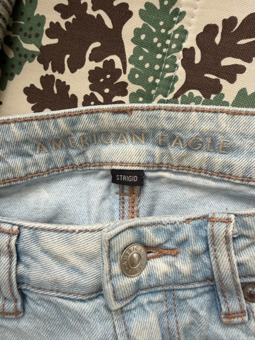 American Eagle Outfitters Light Wash Ripped Denim Jeans - Picture 3 of 4